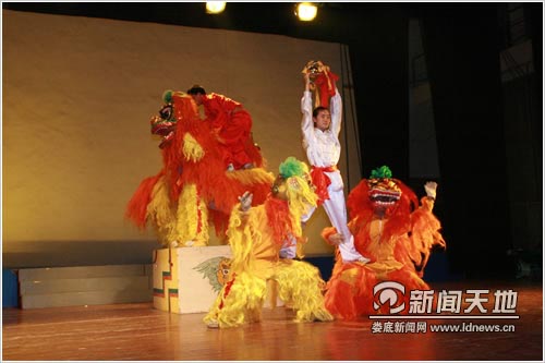 娄底一中与美国伊甸园中学举行联欢晚会(组图